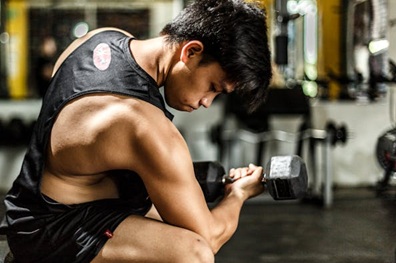 Bodybuilder lifting weights