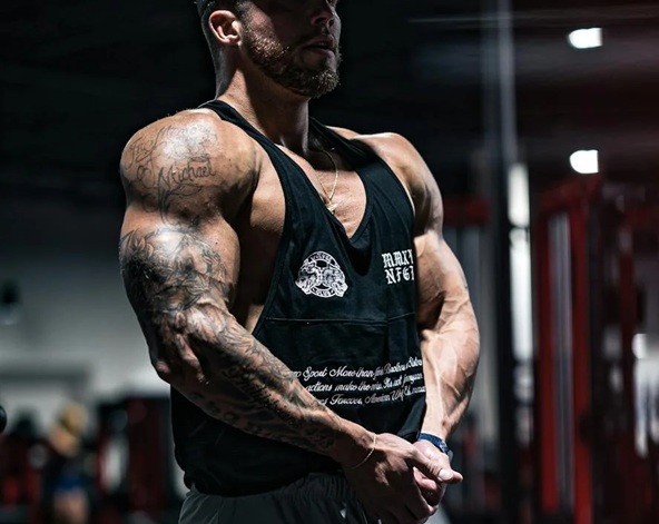 Bodybuilder in the gym posing